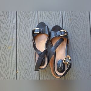 Like New Clarks Leather sandal sz 8M (s017)